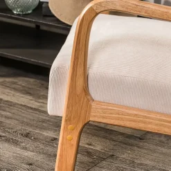 Fauteuil van massief hout en beige stof