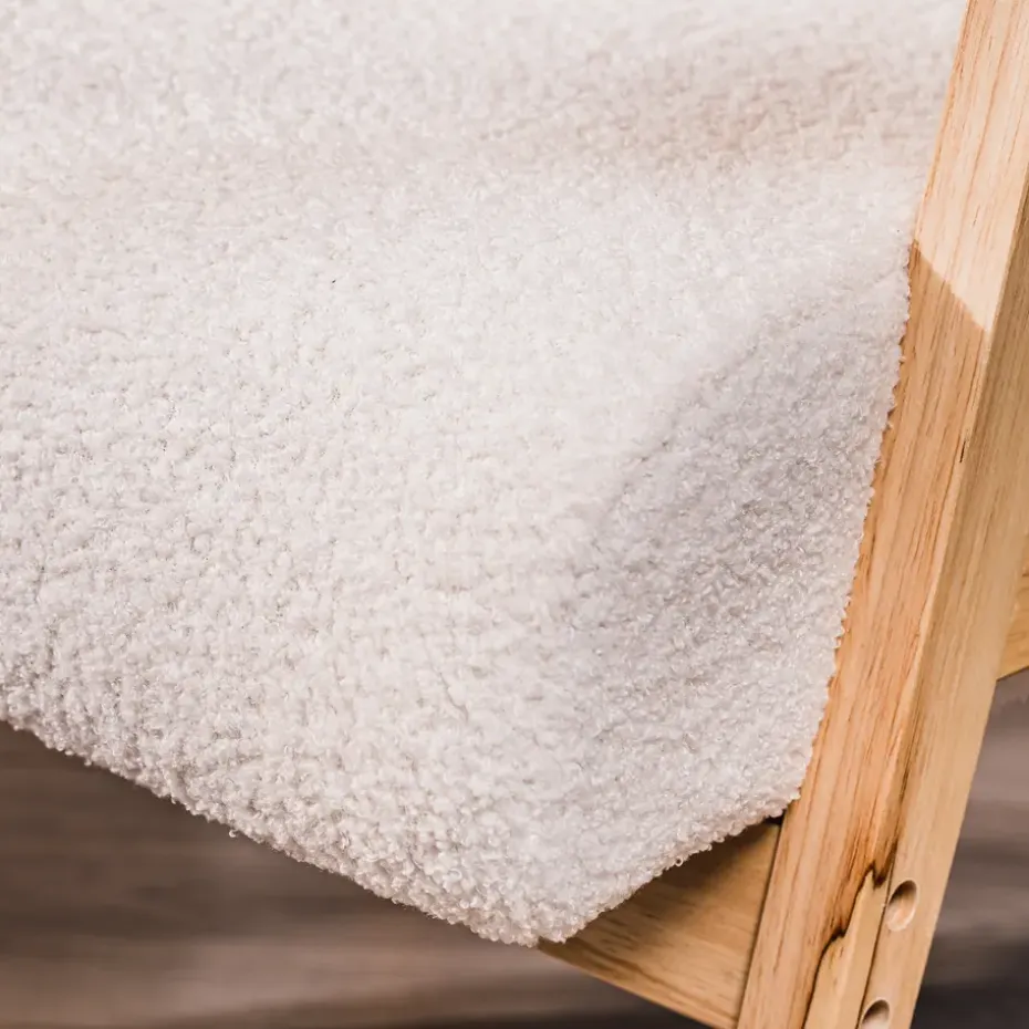 Fauteuil van massief hout en witte lussen