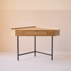 Hoekbureau van hout en rotan met 1 lade en metalen poten