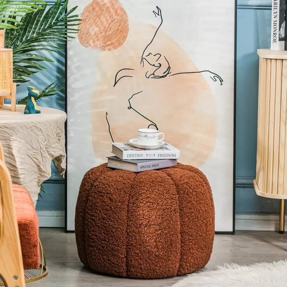 Poef met terracotta krullen en houten basis