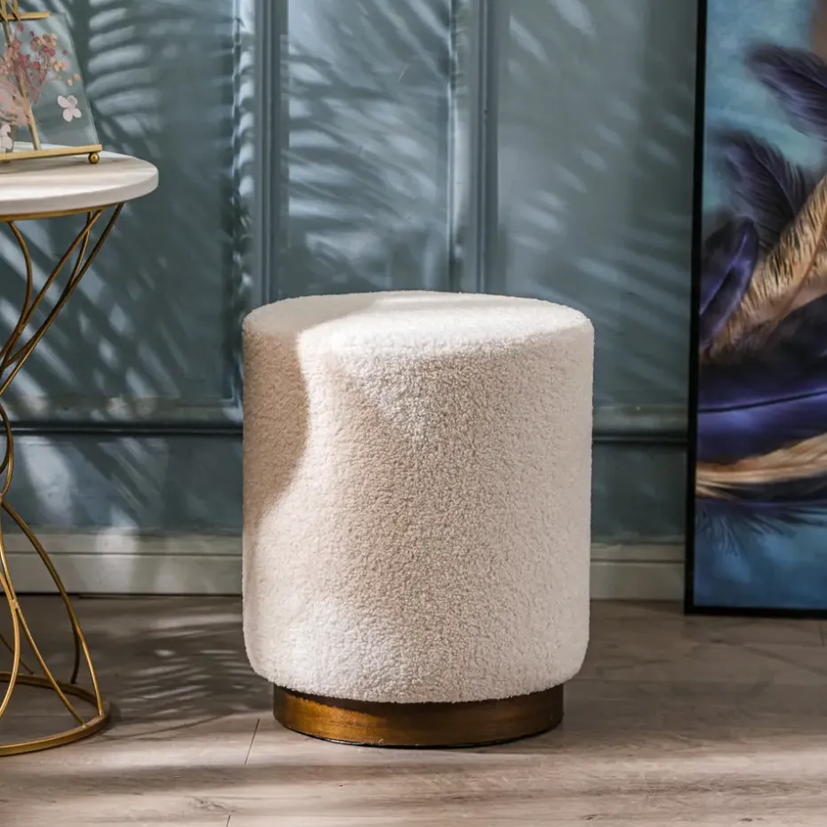 Poef met witte krullen en houten basis