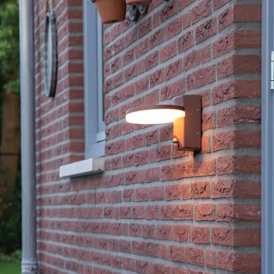 Qazqa buitenlampen met sensor esmee bronskleurig geïntegreerde led