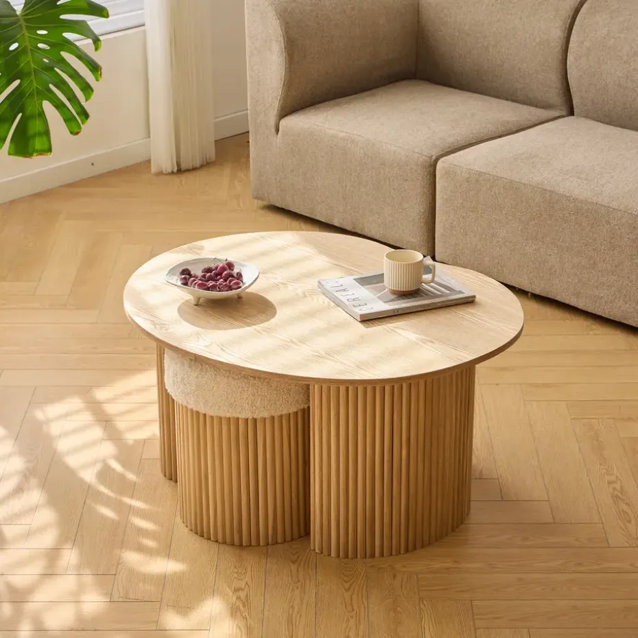 Set van een houten salontafel en 2 witte poefs