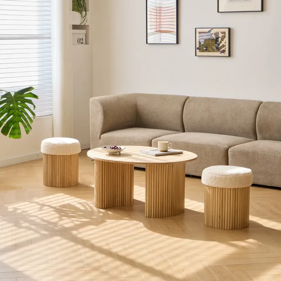 Set van een houten salontafel en 2 witte poefs
