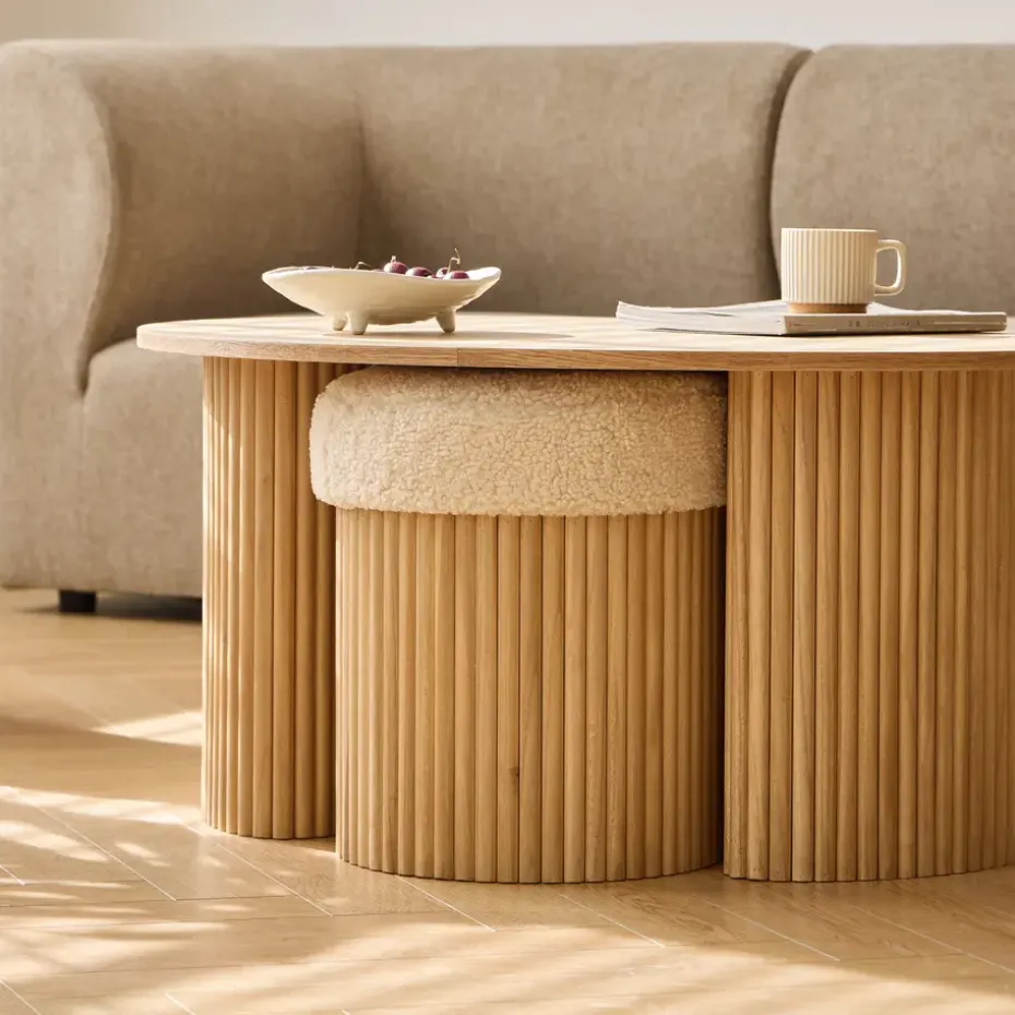 Set van een houten salontafel en 2 witte poefs