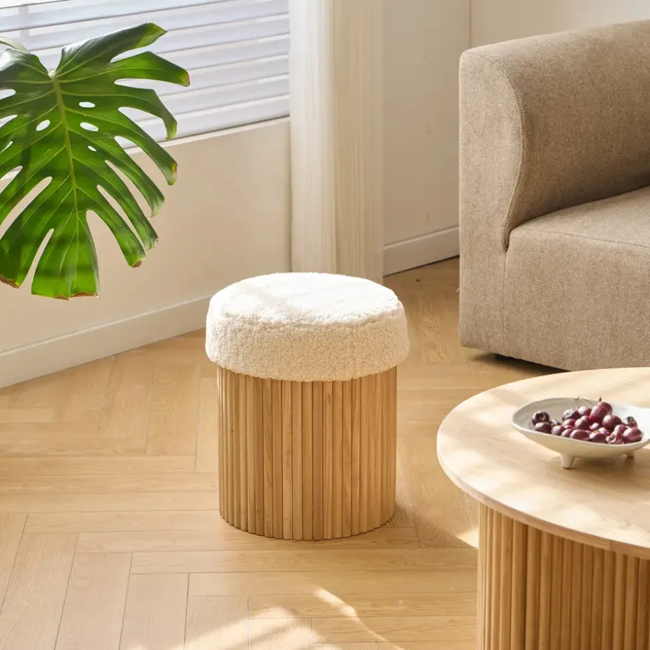 Set van een houten salontafel en 2 witte poefs